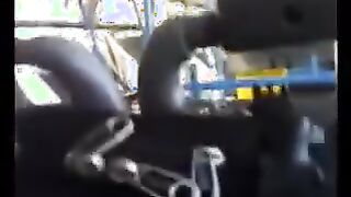 Extraño sacudiendo a un gran chico barril en el autobús
