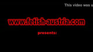 Devaha orina en su boca, en la cara y cuerpo de su esclavo en el baño.