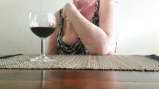 El nieto tira secretamente las tetas grandes en la cámara.