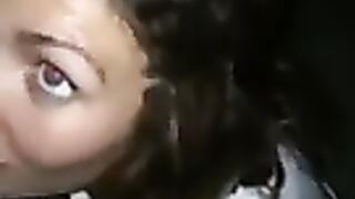 El chico persuadió a la mamada de un polluelo de buggy en la entrada.