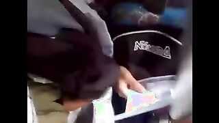 Amigo puso su pene en el autobús en su mano.