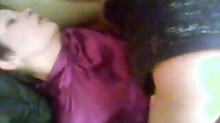 El conductor del taxi ruso se folla a TANYA BUYA EN EL SOFA