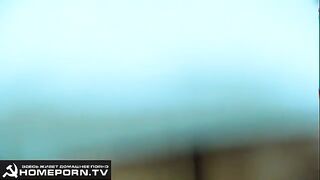 Babande tetona rusa saltando coño en un miembro en la mañana temprano