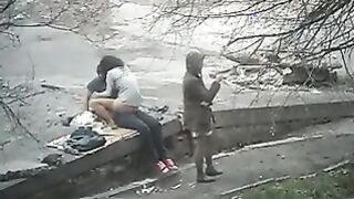 La niña rusa salta en un chico Dick con su novia en el parque