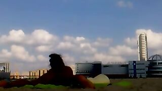 Hombre ruso que se sacudió la polla en una playa medio desnuda