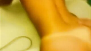 Porno privado con una puta esposa, que folla en el baño.