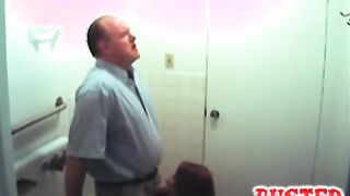 Un estudiante hizo una etiqueta de mamada en el baño en la cámara oculta.