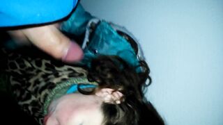 Mamá rusa dice con su marido en el móvil durante una mamada