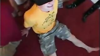 Los pollitos dominan a los chicos sentados en sus lubricantes.