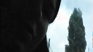 El chico se pega a una chica masturbándose en el autobús.