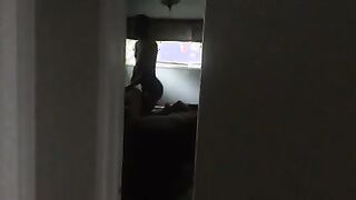 El marido elimina secretamente las putas esposas de traición