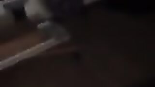 Dudes insertó una botella en el coño de una mujer borracha durmiendo