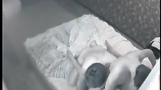 Chicos rusos follan una prostituta en la sauna