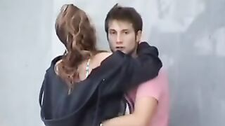 El guardia espía al sexo juvenil en un callejón vacío.