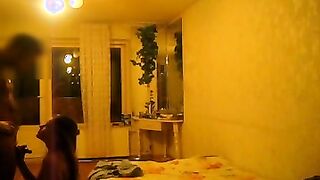 La prostituta rusa con una cámara oculta apesta a Dick en un condón