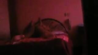 Patzan se asoma al sexo de sus padres.