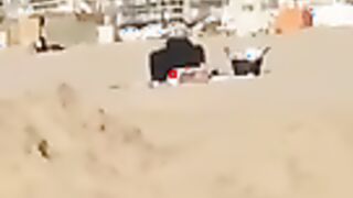 Espiado como polluelo en un vestido saltando en una polla en la playa