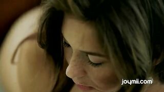 Pareja de luna de miel y sexo en los hoteles de balcón abierto