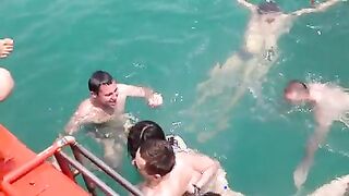 Los chicos están copulando con una chica en la piscina mientras su novia bebe cerveza.