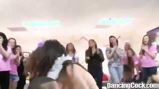 La stripper folló a la novia cuando las novias en la fiesta de soltera.