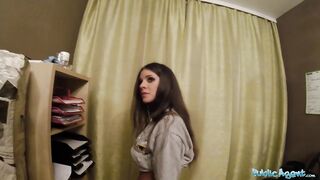 La belleza rusa se entregó a sí mismo un extraño por dinero.