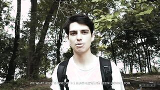 Joven asiático hace una blogger de sexo de mamada en una playa vacía