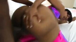 Mujer negra con un gran culo y corte de pelo corto folla en el hotel