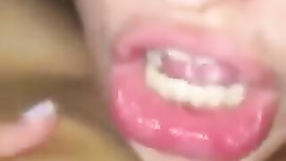 La niña rusa borracha da una brisa brisa, contando el amor de una mamada