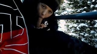 Esquiador chupa una cabaña de un snowboarder mientras se levanta en la funicular