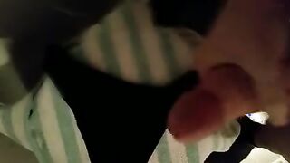 El hermano se masturba a Dick en hermanas desgastadas negras tanga