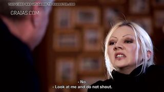 El padrastro arruinó el látigo a la hija de punto frente a la madre después de la masturbación.