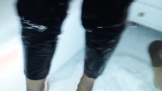 Chick en un traje de látex que se sacudió de la folletista y toma un semen a pie