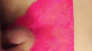 El tío saltó a un miembro y terminó el culo de la sobrina durmiendo en bragas rosadas