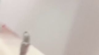 Asomando por las follas de los estudiantes en el baño de la universidad