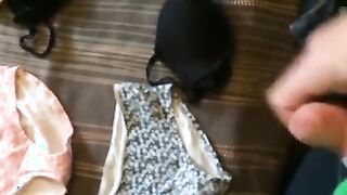 El hermano terminó la ropa interior de la ropa interior de la hermana, jersing una polla en él.