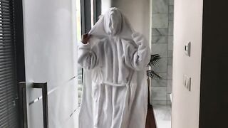 La perra rusa Delilah g posa con tetas desnudas para un rodillo corto de teaser