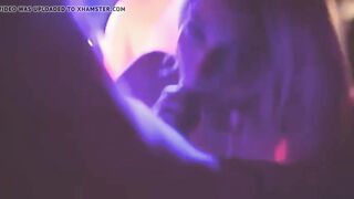 Un grupo de miembros de pie, enchufa todos los agujeros de Delilah G en una fiesta en el club