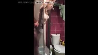 Plomero ruso se folla a la esposa de otra persona frente a su marido en el alma