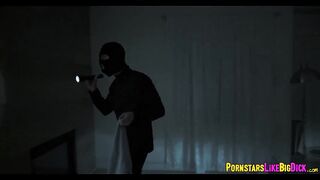 Modelo porno atado ladrón, y obligado a lamerse tetas.