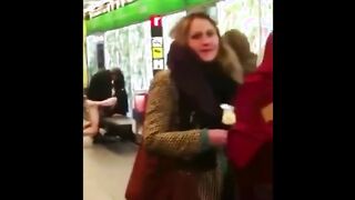 Jóvenes borrachos folla en un banco en el medidor de la plataforma