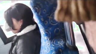 Pervertido sacudiendo la polla lentita en un extraño en el autobús