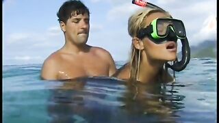 Los turistas están comprometidos en el sexo anal en el arrecife de coral en el mar.