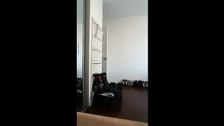 Modelo porno Kat Dior sacude el culo y las tetas desnudas en el periscopio