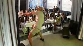 Beber pollitos chupan bailarina de baile en una barra de striptease