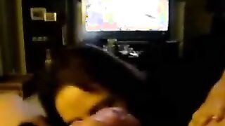 El gato interrumpió el deseo de lamer al marido anal.