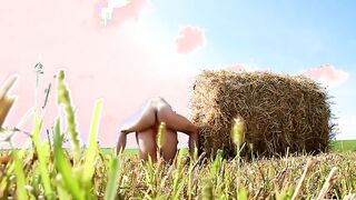 Conductor de tractor rústico follada a un estudiante en el campo en la práctica