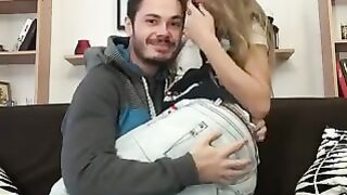 El historiador del arte divorciado el pezón ruso en Eble después de un restaurante