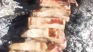 Doble amigo Oblomova enseña freír kebabs y chicas culo cerca del río