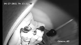 Strippers rusos sobre las rodillas del hijo del oligarca en la sala de VIP