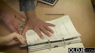 Padrastro enseñó a la hija por malas estimaciones, lo que lo espera en la oficina.